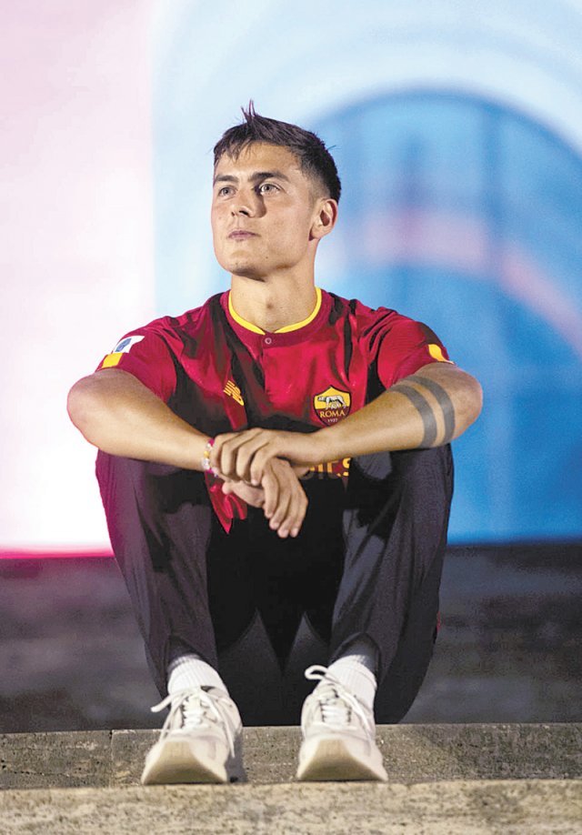 광장을 가득 메운 팬들을 본 파울로 디발라가 감동을 받고 계단에 앉아 눈물을 글썽이고 있다. 사진 출처 AS로마 트위터