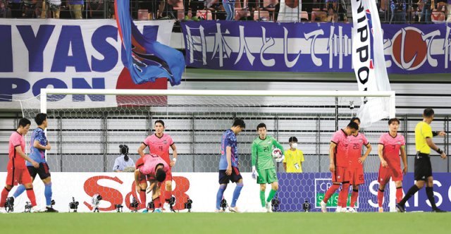 한국 축구대표팀 선수들이 27일 일본 아이치현 도요타시에서 열린 2022 동아시아축구연맹(EAFF) E-1 챔피언십(동아시안컵) 
일본과의 최종전에서 실점을 한 뒤 고개를 떨구고 있다. 한국은 이날 일본에 0-3으로 지며 지난해 3월 한일전 0-3 완패에 이어
 2경기 연속 세 골 차 패배를 당했다. 대한축구협회 제공