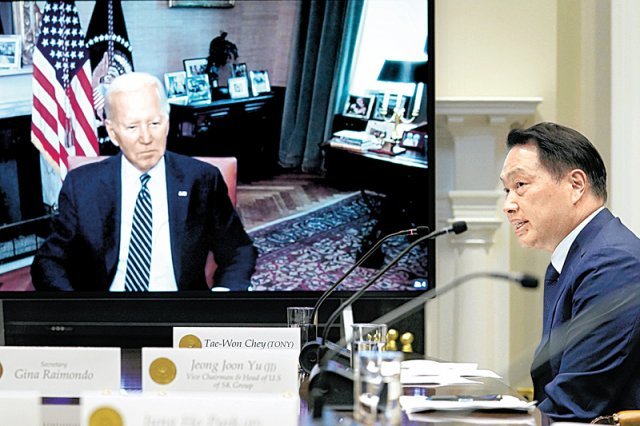 26일(현지 시간) 백악관에서 조 바이든 미국 대통령(왼쪽)과 최태원 SK그룹 회장이 220억 달러 규모의 대미 신규 투자 계획을 논의하고 있다. 워싱턴=AP 뉴시스