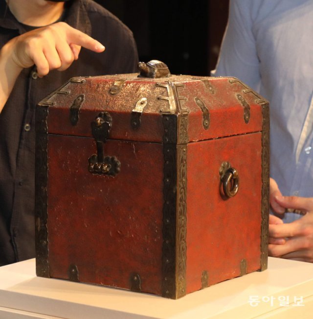 19세기 조선시대 왕실 유물 ‘보록’이 27일 오전 처음으로 언론에 공개됐다. 김동주 기자 zoo@donga.com