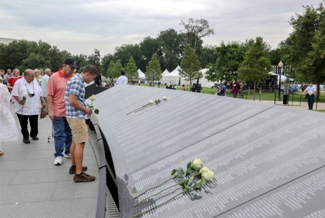 6일(현지시간) 미국 워싱턴 D.C 한국전 참전 기념공원에서 열린 ‘추모의 벽’ 준공식에서 유족들이 헌화하고 있다. 국가보훈처 제공