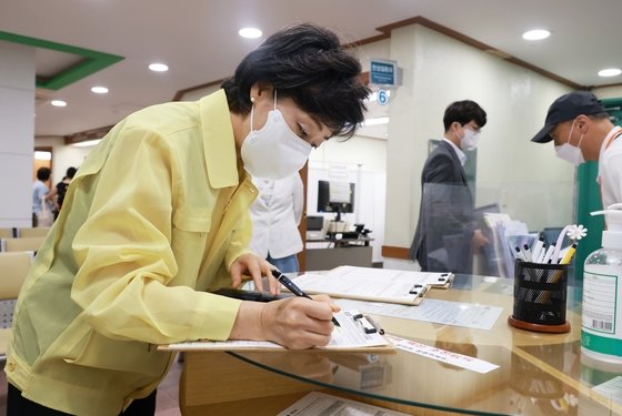 박순애 사회부총리 겸 교육부 장관이 20일 오후 서울 종로구보건소에서 코로나19 4차 백신접종 전 예진표를 작성하고 있다. 교육부 제공