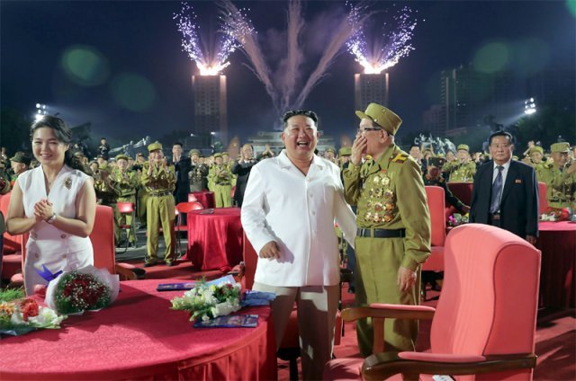 북한이 27일 조국해방전쟁(한국전쟁) 승리를 기념하는 ‘전승절’ 69주년을 맞아 기념행사를 성대하게 진행했다고 28일 노동당 기관지 노동신문이 보도했다. 김 총비서는 이번 행사에서 연설을 통해 대대적인 대미·대남 위협 메시지를 냈다. 평양=노동신문/뉴스1