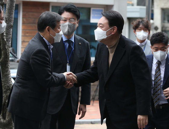 윤석열 대통령 당선인이 14일 오전 서울 종로구 통의동 금감원 연수원에 마련된 당선인 집무실로 출근하며 이철규 의원과 인사를 나누고 있다. 2022.3.14/뉴스1 ⓒ News1