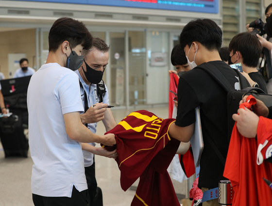 동아시아축구연맹(EAFF) E1 챔피언십을 마친 파울루 벤투 대한민국 축구대표팀 감독이 28일 오후 인천국제공항 2터미널을 통해 귀국하며 팬들에게 사인을 해주고 있다. 2022.7.28/뉴스1 ⓒ News1