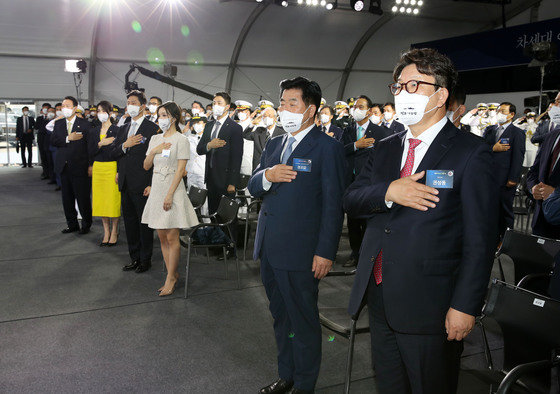 권성동 국민의힘 대표 권한대행 겸 원내대표(앞줄 오른쪽부터)와 권오갑 현대중공업 대표이사가 28일 울산 현대중공업에서 열린 차세대 이지스구축함 제1번함 정조대왕함 진수식에서 국민의례를 하고 있다. 오른쪽 다섯번째는 김건희 여사, 여섯번째는 윤석열 대통령. (대통령실사진기자단) 2022.7.28/뉴스1 ⓒ News1