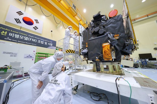 발사를 앞둔 다누리가 발사장 이송 전 최종 점검 작업을 받고 있다. 한국항공우주연구원 제공