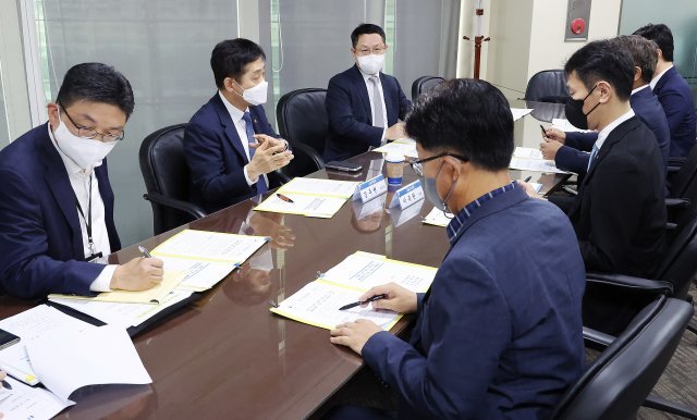 김주현(왼쪽 가운데) 금융위원장이 28일 서울 영등포구 여의도 산업은행 회의실에서 열린 관계기관 합동회의에 참석해 '불법공매도 적발·처벌 강화 및 공매도 관련 제도 보완방안'에 관련해 발표하고 있다. 금융위원회 제공