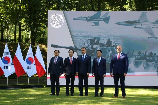 폴란드 정부가 지난 27일(현지시간) FA-50 경공격기, K2전차, K9자주포 등 국산 무기체계 구입에 관한 기본계약을 체결했다. 왼쪽부터 안현호 한국항공우주산업 대표, 이용배 현대로템 대표, 마리우시 브와슈차크 부총리 겸 국방장관, 손재일 한화디펜스 대표, 세바스찬 흐바워크 PGZ 회장. 국방부 공동취재단