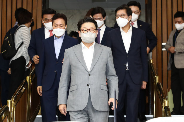 권성동 국민의힘 당대표 직무대행 겸 원내대표가 27일 오전 서울 여의도 국회에서 열린 부산·울산·경남 예산정책협의회에 참석하고 있다. 사진공동취재단