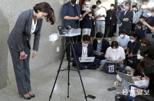 국민의힘 배현진 최고위원이 29일 서울 여의도 국회 당 원내대표실 앞에서 최고위원직 사퇴 의사를 밝히고 인사하고 있다. 김동주 기자 zoo@donga.com