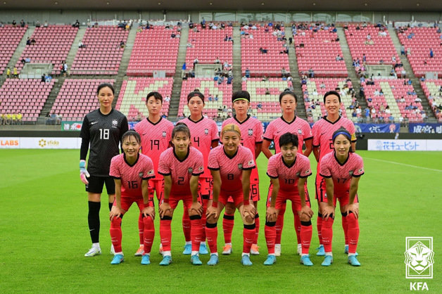 여자 축구대표팀 선수들이 19일 일본 가시마 경기장에서 열린 2022 EAFF E-1 챔피언십 대한민국과 일본의 경기 선발 출전에 앞서 포즈를 취하고 있다. (대한축구협회 제공) 2022.7.19/뉴스1