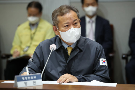 이상민 행정안전부 장관이 29일 오전 정부서울청사에서 열린 코로나19 중앙재난안전대책본부 회의에서 윤석열 대통령의 모두 발언을 듣고 있다. 2022.7.29 대통령실사진기자단