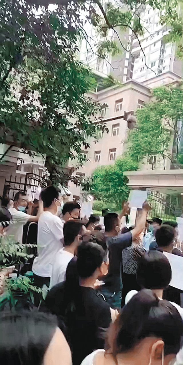 14일 중국 산시성 시안에서 시민들이 은행 감독국 건물을 에워싸고 대책 마련을 촉구하고 있다. 이들은 건설 중인 아파트를 담보로 은행에서 거액을 대출받았지만 아파트 건설이 중단돼 큰 피해를 보게 됐다. 웨이보 캡처