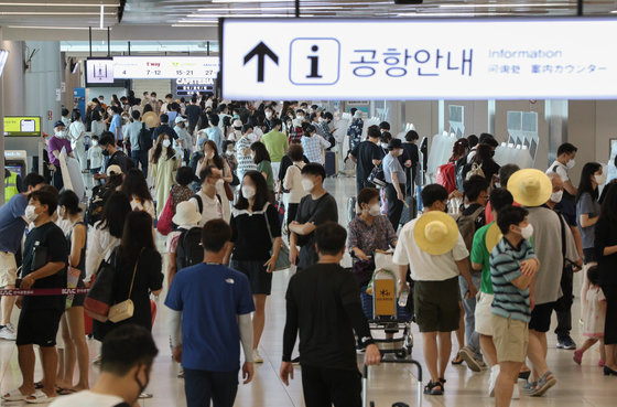 29일 오전 서울 강서구 김포공항 국내선 출국장이 여름 휴가를 떠나는 여행객들로 북적이고 있다. 2022.7.29/뉴스1 ⓒ News1