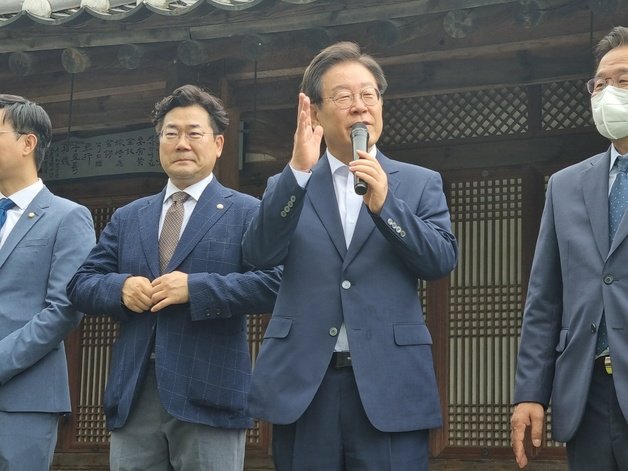 이재명 더불어민주당 당대표 후보가 30일 강원 강릉시 허균허난설헌 기념공원에서 열린 당원·지지자 만남 행사에서 인사하고 있다. 2022.7.30/뉴스1 ⓒ News1