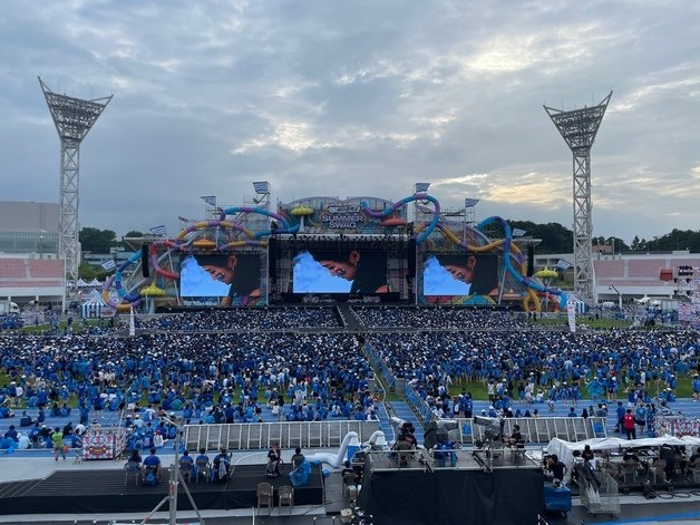 30일 오후 강원 강릉시 강릉종합운동장에 마련된 가수 싸이의 여름 콘서트 ‘흠뻑쇼’ 공연장이 관객들로 북적이고 있다. 2022.7.30/뉴스1