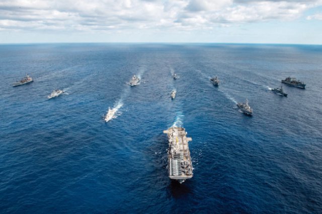 2021년 한국, 미국, 일본, 호주 해군 함정들이 호주 인근 해상에서 연합훈련을 하고 있다. 미 해군 제공