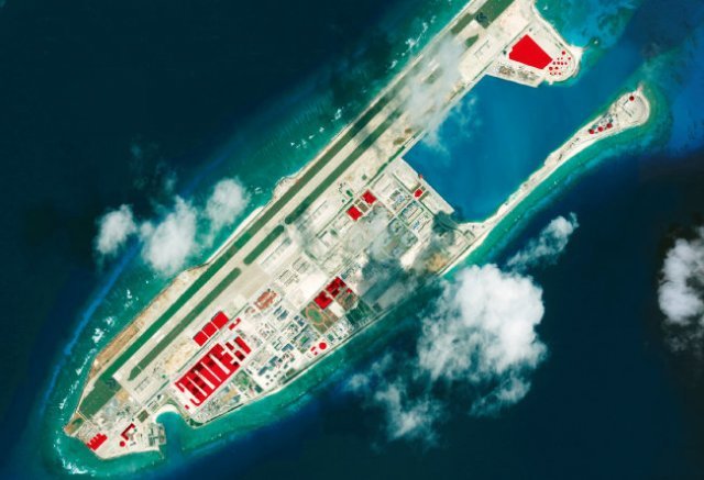 중국이 남중국해 스프래틀리군도(중국명 난사군도)에 조성한 인공섬 내 군사시설. 뉴시스
