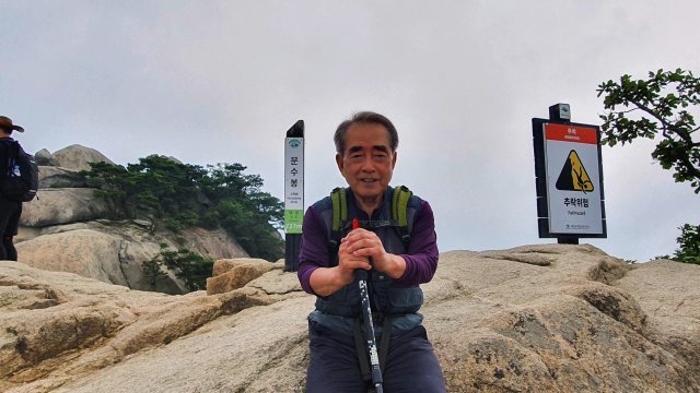 김영수 프로당구연맹(PBA) 총재(80)가 북한산 문수봉에 올라 카메라 앞에 섰다. 김 총재는 30년 동안 매주 산을 찾고 있는 게 건강 유지의 비결이다. 김영수 총재 제공