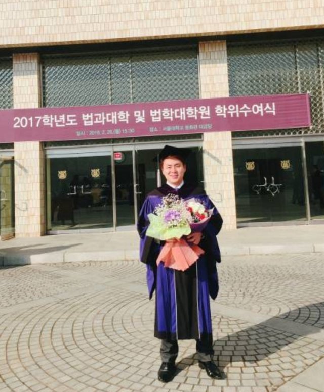 임철이 서울대 로스쿨 졸업식에서 꽃다발을 안고 사진을 찍었다.