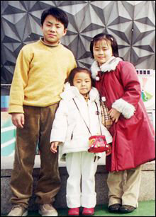 한국에 도착한 직후의 임철·수련 오누이와 사촌동생 현미(가운데)