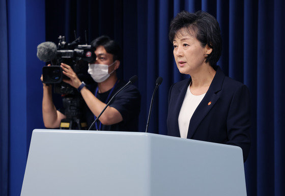 박순애 사회부총리 겸 교육부 장관이 지난 29일 용산 대통령실에서 윤석열 대통령에게 교육부 업무보고를 마친 뒤 브리핑 하고 있다. 2022.7.29 대통령실사진기자단