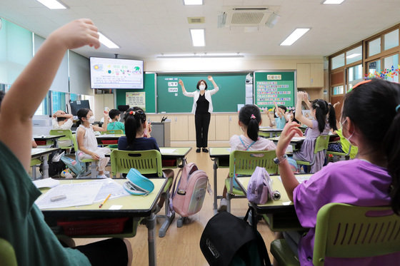 서울 중구 청구초등학교에서 방학식을 마친 학생들이 선생님과 인사를 나누고 있다. 2022.7.15/뉴스1