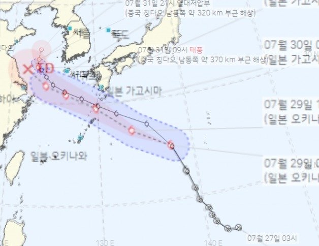 지난 28일 오후 9시 제5호 태풍 송다 발생 당시(빨간색 점이 태풍 전망)와 31일 오전 10시의 태풍 송다 이동 실황·전망(검은 실선)을 겹쳐보면 당초 상하이 앞바다에서 소멸 수순을 밟을 것으로 예보했던 게 우리나라 서해까지 북상한 것으로 변동된 게 확인된다. ⓒ 뉴스1