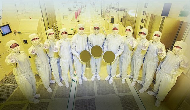 삼성전자 직원들이 6월 30일 세계 최초3nm급 파운드리(반도체 위탁생산) 양산을 축하하고 있다. 삼성전자 제공