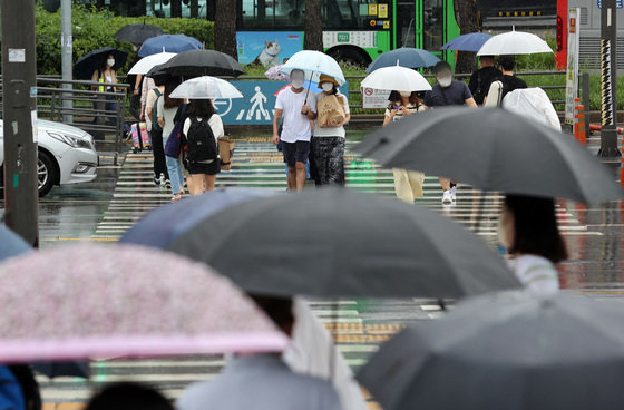 제5호 태풍 ‘송다’가 북상 중인 31일 서울역 앞에서 시민들이 우산을 쓴 채 걷고 있다. 2022.7.31 뉴스1