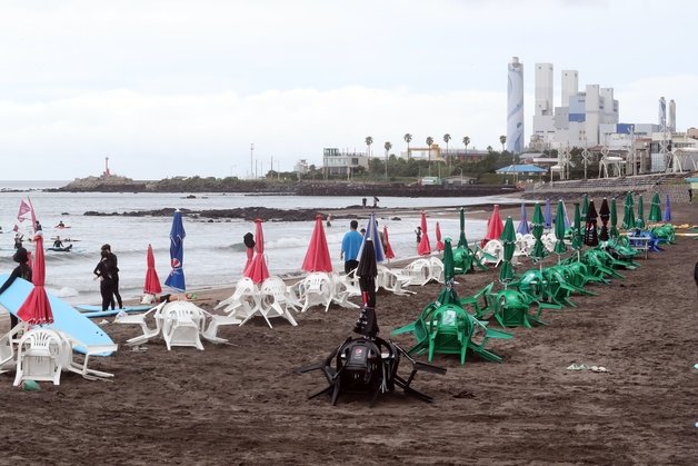 제5호 태풍 ‘송다’가 지나간 31일 제주시 삼양해수욕장이 한산한 모습을 보이고 있다. 이날 오후 2시 기준 제주도 산지에는 호우경보가, 제주 남부와 동부에는 호우주의보가 발효된 상태다.2022.7.31/뉴스1