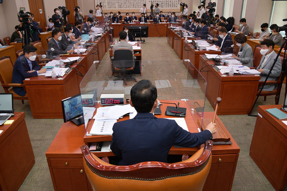 28일 오전 서울 여의도 국회에서 열린 법제사법위원회 전체회의에서 김도읍 위원장이 의사봉을 두드리고 있다. (공동취재) 2022.7.28/뉴스1