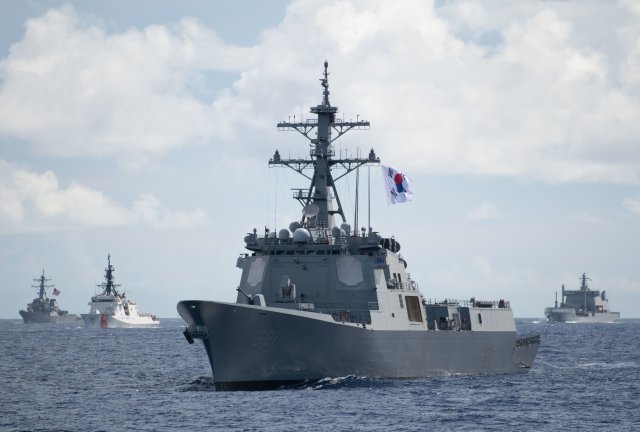 대한민국 해군의 이지스구축함인 세종대왕함이 지난달 28일(현지시간) 태평양에서 진행된 림팩에서 다른 나라 함정과 항해를 하고있다. 림팩 홈페이지
