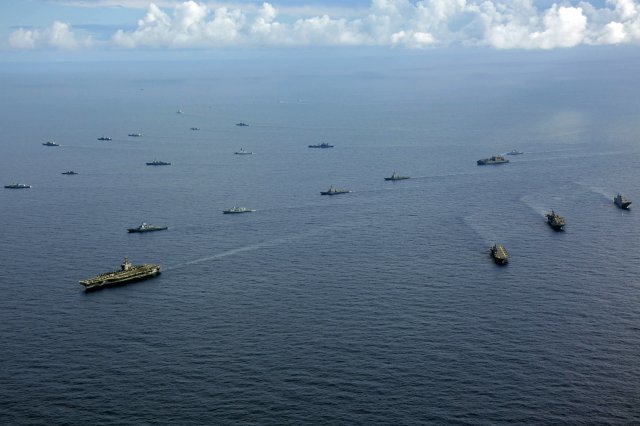 지난달 28일(현지시간) 태평양에서 미 해군의 링컨 항공모함을 선두로 림팩에 참가한 함정들이 항해를 하고있다. 림팩 홈페이지