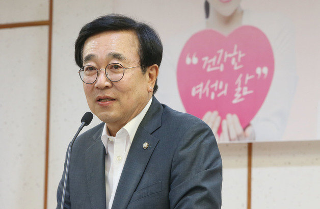 서병수 국민의힘 의원이 14일 오전 서울 여의도 국회 의원회관에서 열린 ‘건강한 여성의 삶을 다시 생각하다’ 낙태법 개정안 입법 세미나에서 축사를 하고 있다. 사진공동취재단