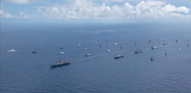 지난달 28일(현지시간) 태평양에서 미 해군의 링컨 항공모함을 선두로 림팩에 참가한 함정들이 항해를 하고있다. 림팩 홈페이지