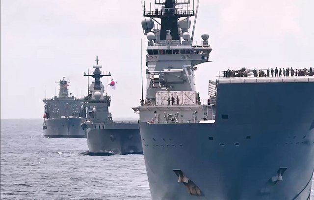 대한민국 해군의 대형수송함인 마라도함(가운데)이 지난달 28일(현지시간) 태평양에서 진행된 림팩에서 다른 나라 함정과 항해를 하고있다. 림팩 홈페이지