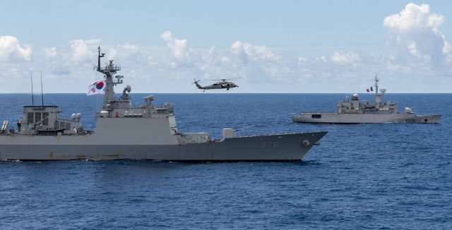 대한민국 해군의 문무대왕함이 지난달 28일(현지시간) 태평양에서 진행된 림팩에서 다른 나라 함정과 항해를 하고있다. 림팩 홈페이지