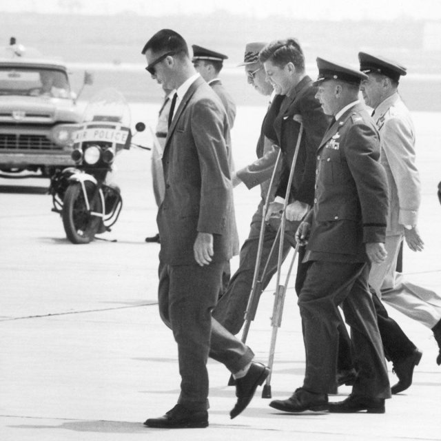 허리수술 후 목발을 짚고 이동하는 존 F 케네디 대통령. 존 F 케네디 대통령 도서관