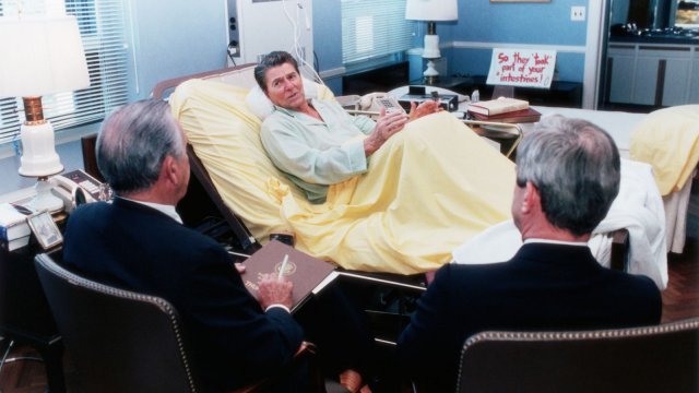 로널드 레이건 대통령이 1985년 대장암 수술 후 병원에서 보좌관들과 대화를 나누는 모습. 로널드 레이건 도서관
