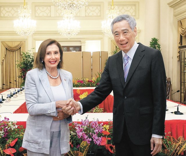아시아를 순방 중인 낸시 펠로시 미국 하원의장(왼쪽)이 1일(현지 시간) 싱가포르 대통령궁에서 리셴룽 총리와 악수하고 있다. 싱가포르=AP 뉴시스