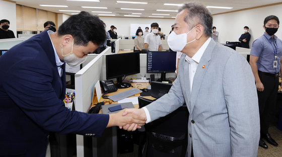 이상민 행정안전부 장관이 2일 오전 서울 종로구 정부서울청사에 문을 연 경찰국을 방문해 김순호 초대 경찰국장의 안내를 받으며 직원들과 인사를 나누고 있다.(공동취재) 2022.8.2/뉴스1