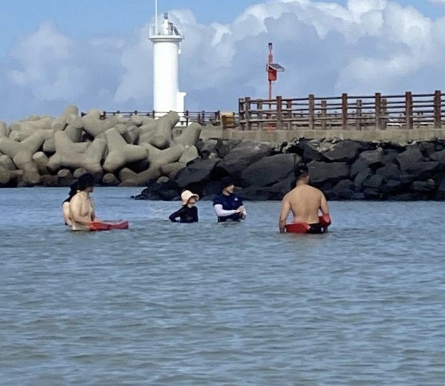 김정숙 여사의 지인들로 보이는 일행이 물놀이를 즐기고 있다. 온라인 커뮤니티 캡처