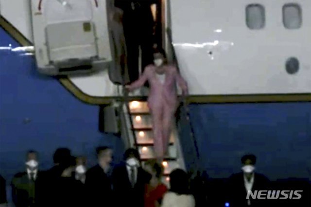 분홍색 정장 차림으로 비행기에서 내린 펠로시 의장은 마중 나온 대만과 미국 측 관계자들에게 손을 흔들며 인사한 뒤 공항을 빠져나갔다. 뉴시스