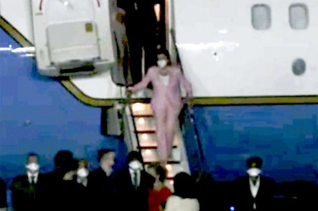 낸시 펠로시 미국 하원의장이 2일(현지시간) 타이베이에 도착해 항공기에서 하기하고 있다. 타이베이=AP/뉴시스
