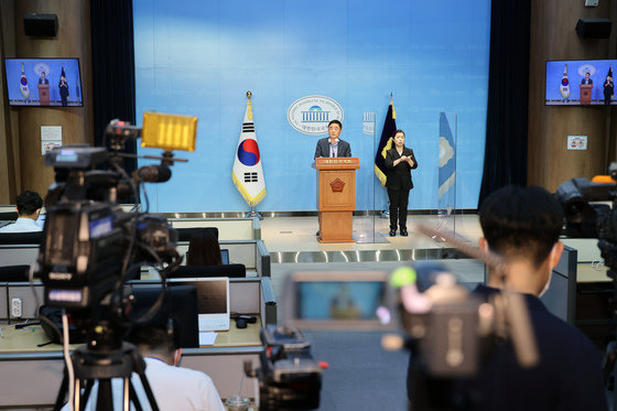 강득구 더불어민주당 의원이 3일 서울 여의도 국회 소통관에서 기자회견을 열고 ‘만5세 초등학교 입학연령 하향’과 관련 학생·학부모·교직원 등 13만1070명 대상 설문조사 결과를 발표하고 있다. 사진공동취재단