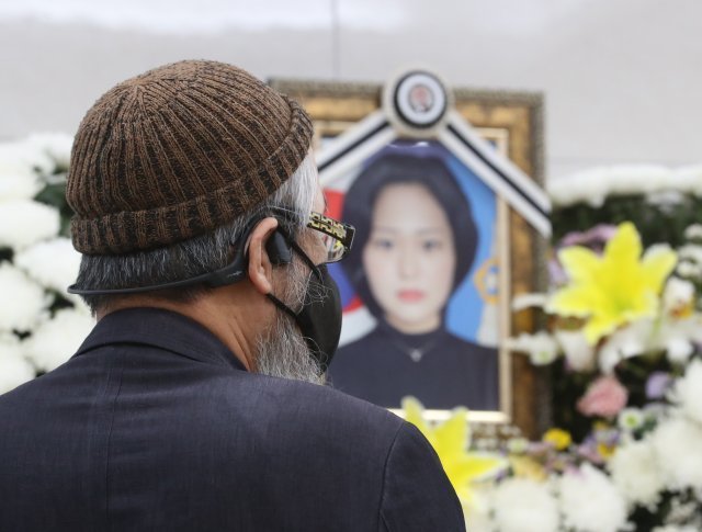지난 5월 20일 오전 경기 성남시 국군수도병원 장례식장에 마련된 빈소에서 고(故) 이예람 중사의 아버지 이주완 씨가 딸의 영정사진을 바라보고 있다. 뉴스1