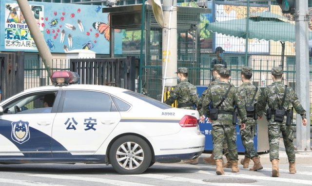 베이징 美대사관 앞 中군인들 3일 중국 베이징에서 군인들이 주중 미국대사관 앞을 줄지어 가고 있다. 셰펑 중국 외교부
 부부장은 2일(현지 시간) 늦은 밤 니컬러스 번스 주중 미국대사를 불러 낸시 펠로시 미 하원 의장의 대만 방문에 대해 “악랄한 
행동이며 천하의 나쁜 짓”이라고 항의했다. 베이징=AP 뉴시스