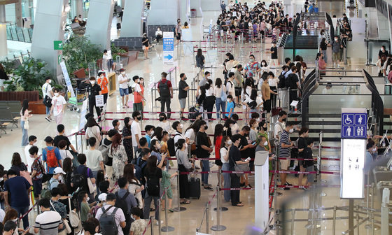 31일 오전 서울 강서구 김포공항 국내선 청사가 여름 휴가를 떠나는 여행객들로 북적이고 있다. 2022.7.31/뉴스1